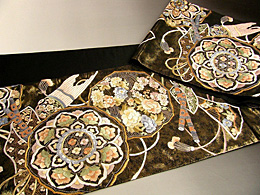 とても希少になりました中国刺繍(蘇州刺繍)の未仕立て六通袋帯です。